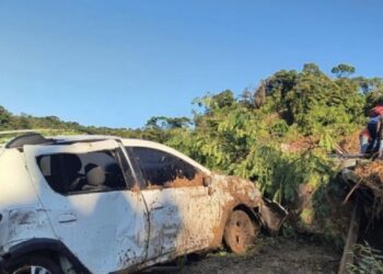 El colapso sepultó varios vehículos que se encontraban detenidos, debido a un deslizamiento que previamente bloqueó la carretera entre Medellín y Quibdó, la capital del Chocó.