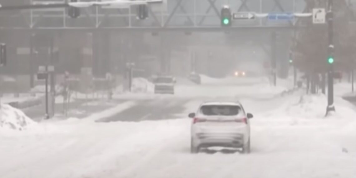Una masa de aire ártico se extendía hacia el sur y el este a través del territorio estadounidense; más de 150 millones de estadounidenses estaban bajo una advertencia de fríos y vientos peligrosos