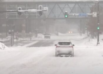 Una masa de aire ártico se extendía hacia el sur y el este a través del territorio estadounidense; más de 150 millones de estadounidenses estaban bajo una advertencia de fríos y vientos peligrosos