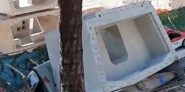 Una parte de la estructura del Tren Interurbano México-Toluca colapsó en las inmediaciones del Metro Observatorio de la Ciudad de México.