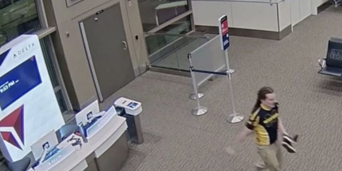 Kyler Efinger, de 30 años, estaba desesperado por tomar el vuelo ya que se dirigía a visitar a su abuelo enfermo; sus últimos momentos de vida quedaron grabados.