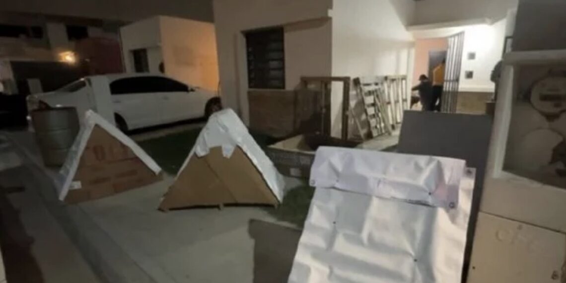 Un grupo de ciudadanos se unió a una iniciativa para construirle casitas a los perros sin hogar que transitan las calles; la idea fue de la dueña de un negocio para mascotas