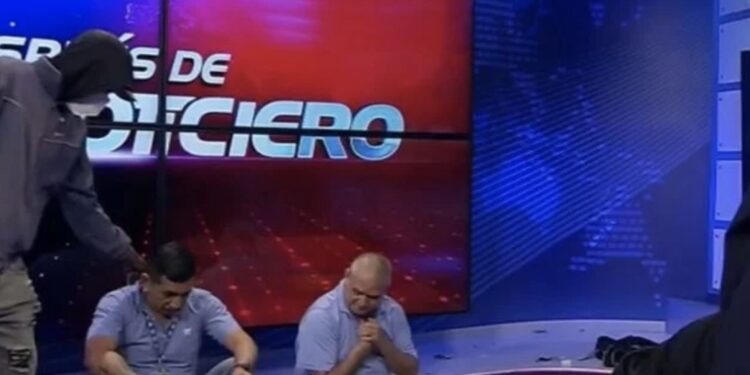 El fiscal César Suárez fue asesinado a tiros mientras se desplazaba en el interior de una camioneta.