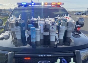 Los empleados de la tienda al ver que la mujer salió sin pagar, hablaron a la policía.