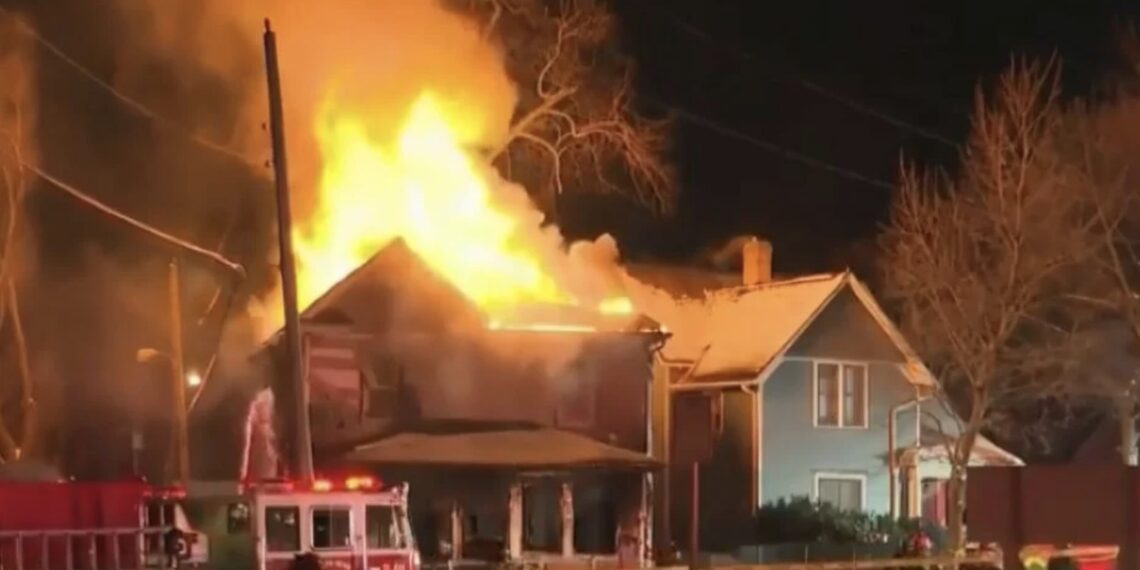 En la vivienda había seis menores, de ellos sólo uno salió con vida y fue llevado a un centro pediátrico especializado en quemaduras.
