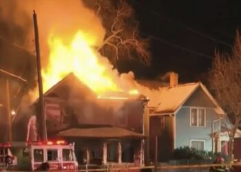 En la vivienda había seis menores, de ellos sólo uno salió con vida y fue llevado a un centro pediátrico especializado en quemaduras.