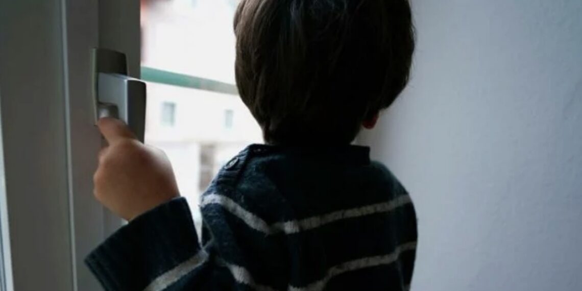 Niño sobrevive 2 años solo en su casa; su madre lo abandonó por irse con su pareja