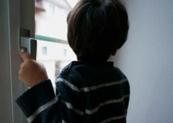 Niño sobrevive 2 años solo en su casa; su madre lo abandonó por irse con su pareja