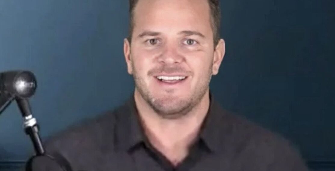 Eli Regalado y su esposa usaron el dinero para comprarse un Range Rover, bolsos de lujo, joyas, entre otras cosas.