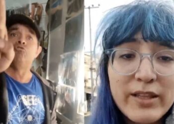 En la discusión, la mujer insistía en que la llamaran con los pronombres correctos que reflejaran su identidad.