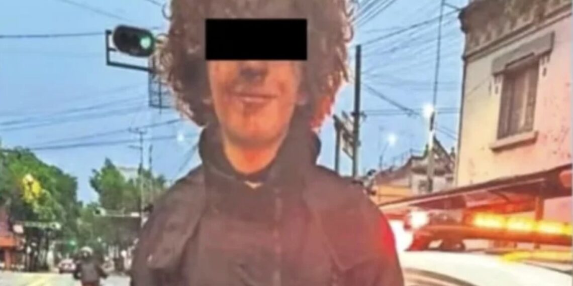 Aaarón, un joven de 18 años, está acusado de asesinar a su mamá y de herir gravemente a su hermano menor, en su casa de la colonia Roma Norte.