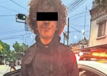 Aaarón, un joven de 18 años, está acusado de asesinar a su mamá y de herir gravemente a su hermano menor, en su casa de la colonia Roma Norte.