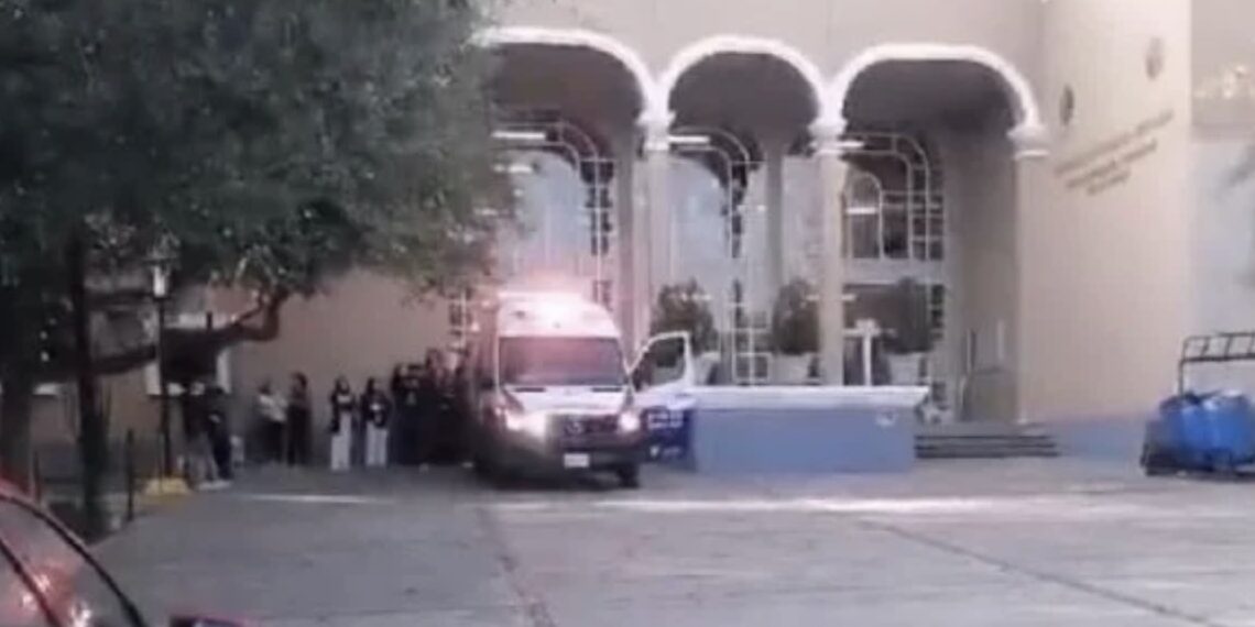 El joven entró al plantel y apuñaló a la joven en el interior de un salón de clases