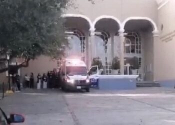 El joven entró al plantel y apuñaló a la joven en el interior de un salón de clases