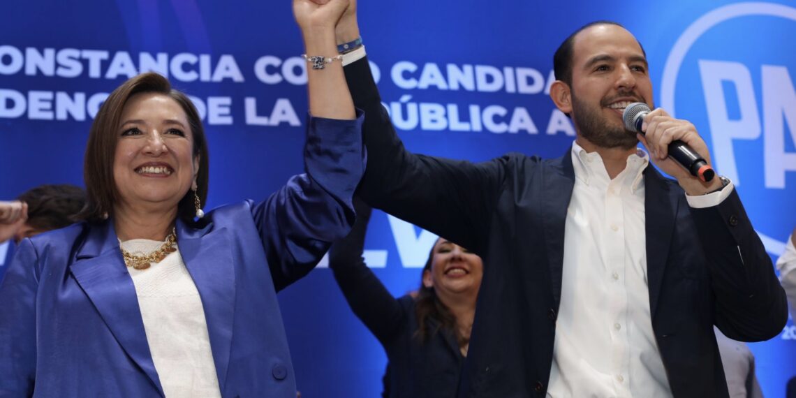 Marko Cortés, líder nacional del PAN, fue quien entregó esta constancia a Xóchitl Gálvez augurándole la victoria en los siguientes comicios electorales.