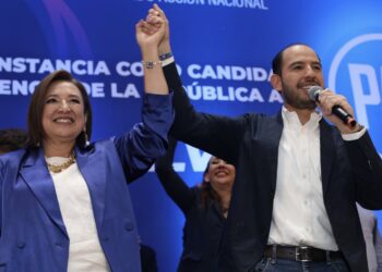 Marko Cortés, líder nacional del PAN, fue quien entregó esta constancia a Xóchitl Gálvez augurándole la victoria en los siguientes comicios electorales.