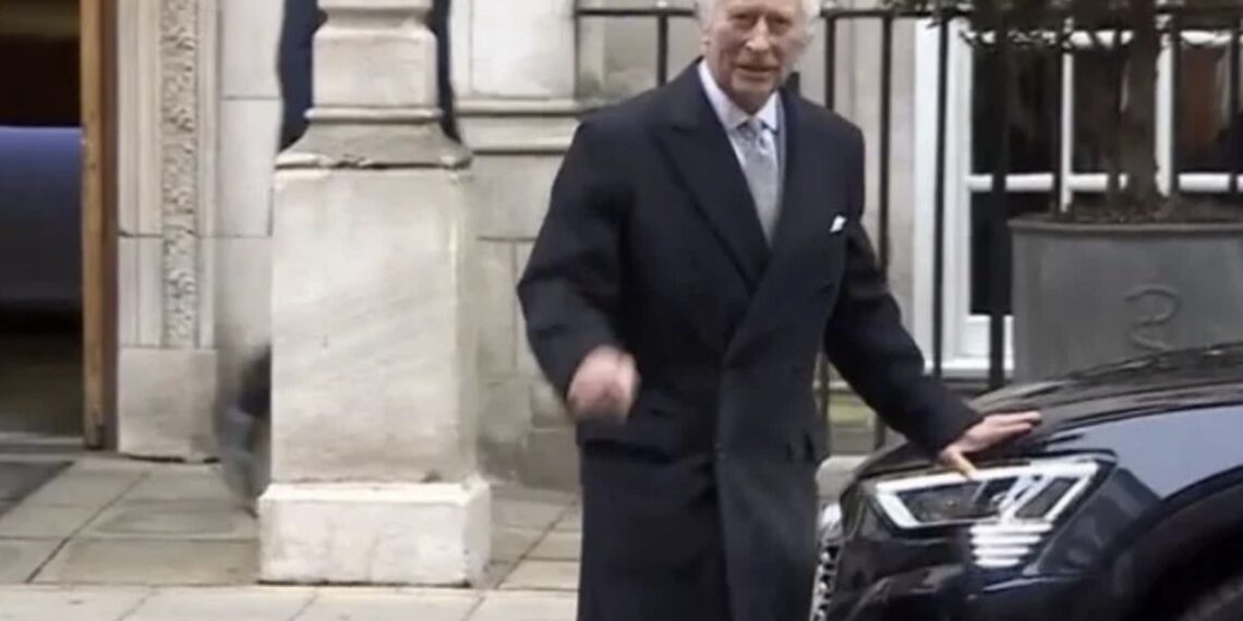 El rey Carlos III salió sonriente y en aparente buen estado del hospital.