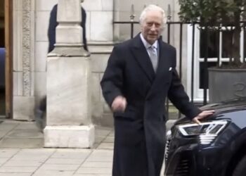 El rey Carlos III salió sonriente y en aparente buen estado del hospital.