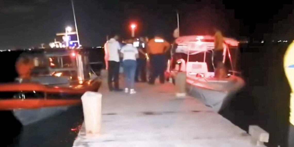 La Policía de Isla Mujeres retuvo al capitán de la embarcación, identificado como Ramón, y lo entregaron a las autoridades correspondientes.