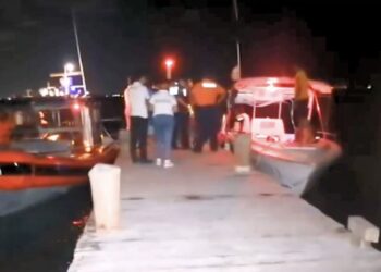 La Policía de Isla Mujeres retuvo al capitán de la embarcación, identificado como Ramón, y lo entregaron a las autoridades correspondientes.