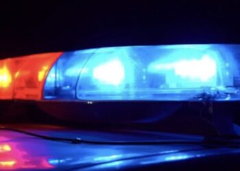 La mujer entró a la habitación de su hija para despertarla por el regreso a clases.