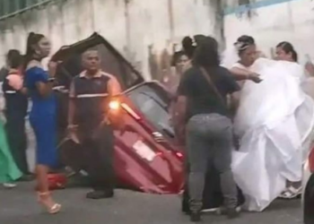 La mujer tuvo que abordar un taxi para llegar al altar