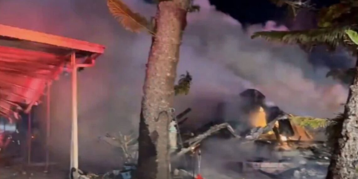 La avioneta se estrelló en la zona residencial después de que el piloto reportara una falla en el motor.