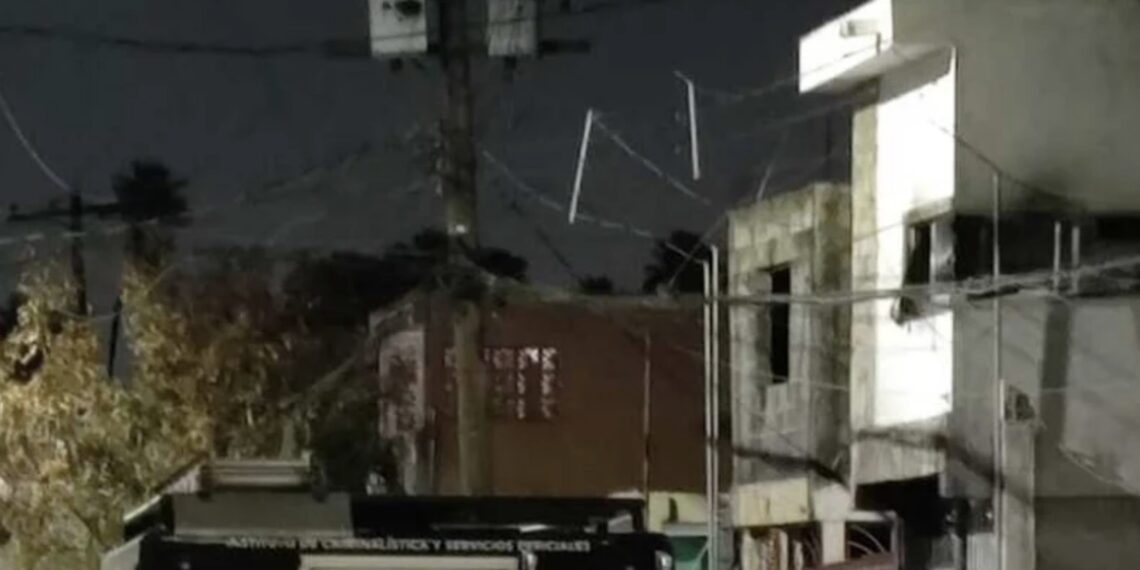 Mujer muere calcinada durante incendio; logró sacar a sus hijos a tiempo