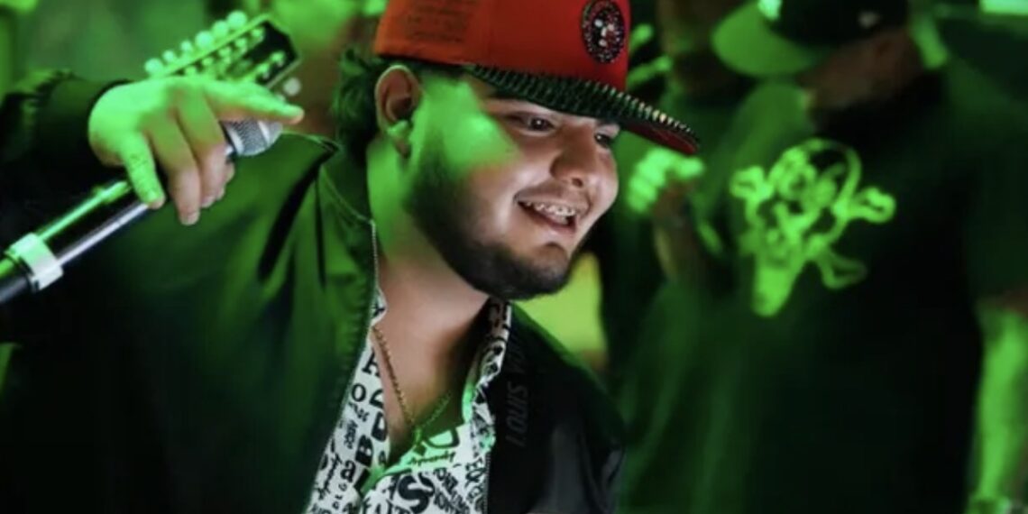 El cantante de corridos tumbados ganó fama tras firmar con la disquera de Jesús Ortiz, vocalista de Fuerza Regida.