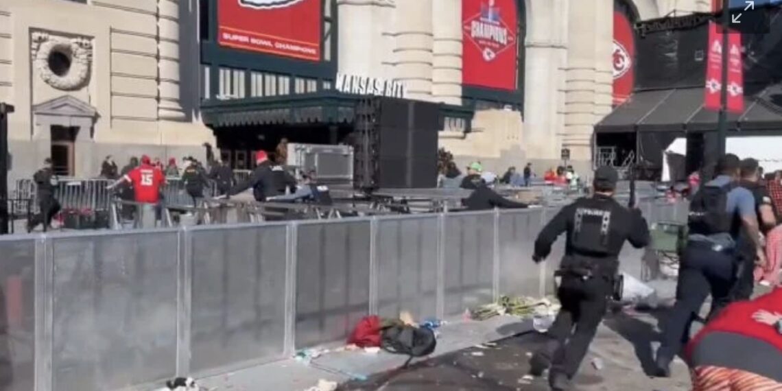 Autoridades confirmaron que dos personas armadas fueron detenidas; siguen trabajando en determinar la cantidad de personas lesionadas