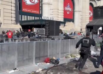 Autoridades confirmaron que dos personas armadas fueron detenidas; siguen trabajando en determinar la cantidad de personas lesionadas