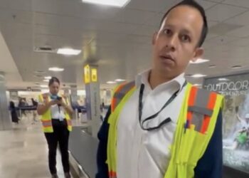 Aerolínea no deja subir a pasajera por "usar mucho el baño"