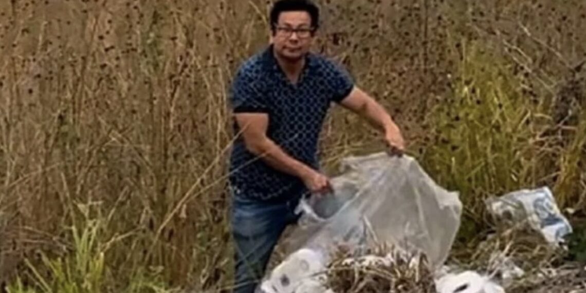 Alexander Chiu fue captado cargando paquetes de papel higiénico hacia un vehículo.