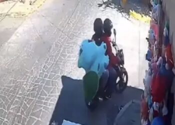 Usuarios en redes sociales criticaron a los dueños de la tienda por invadir la vía pública para vender sus productos.