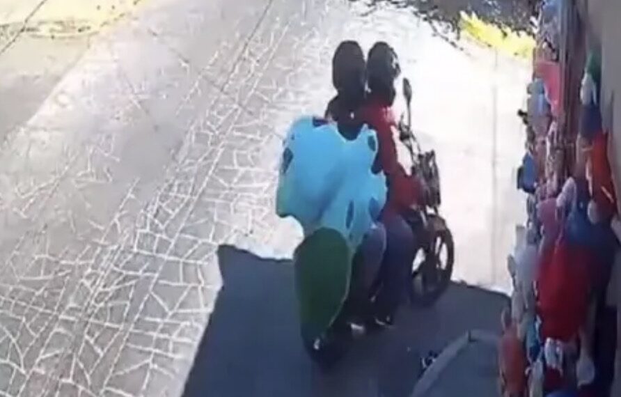 Usuarios en redes sociales criticaron a los dueños de la tienda por invadir la vía pública para vender sus productos.