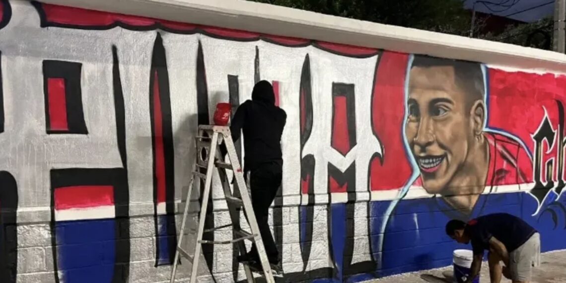 Pintan mural en honor al ‘Puma’ Chávez en Veracruz