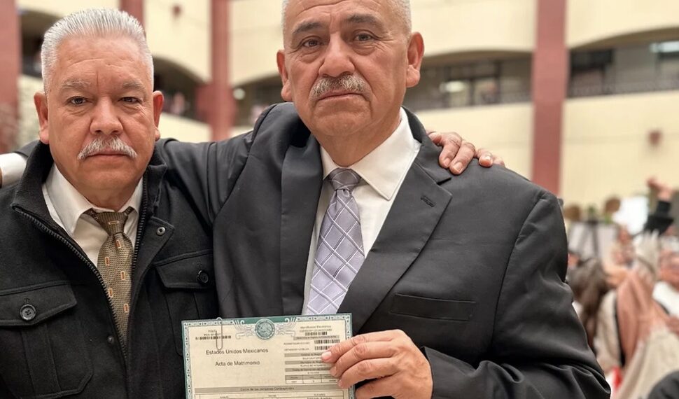 Tras 2 años de relación, el señor Manuel Rocha y Albino Ceballos de 58 y 55 años de edad se dieron el sí