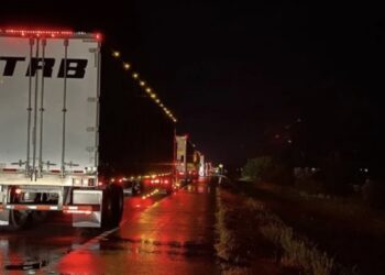 Ebrio se detiene a orinar y tráiler lo atropella