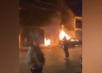 Tras una discusión generada por contaminación auditiva, un hombre disparó contra un joven y la familia de este decidió incendiar su domicilio y algunos vehículos
