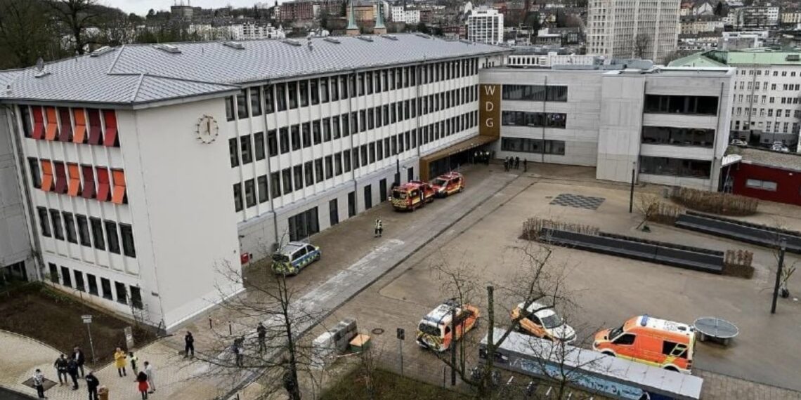 Estudiante acuchilla a varios jóvenes en secundaria