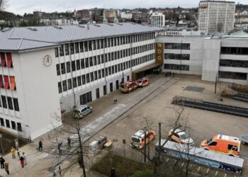 Estudiante acuchilla a varios jóvenes en secundaria