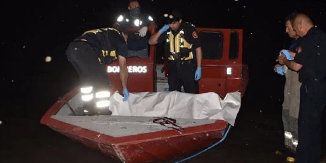 El cadáver finalmente fue rescatado de las aguas traicioneras del afluente fronterizo; hasta el momento permanece en calidad de desconocido