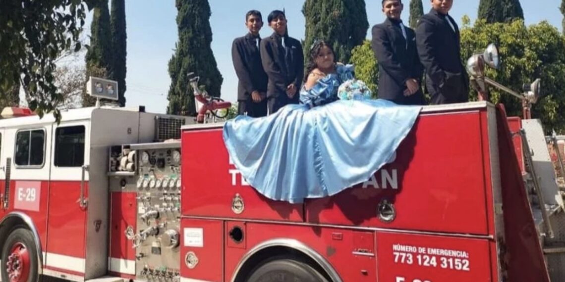 Quinceañera se toma fotos en camión de bomberos para honrar a su padre
