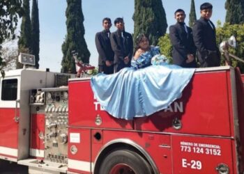 Quinceañera se toma fotos en camión de bomberos para honrar a su padre