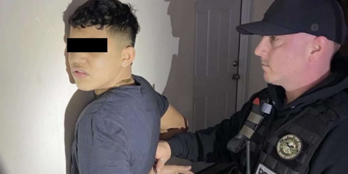 El agresor logró escapar después del primer disparo y, durante su huida, volvió a disparar contra los policías que lo perseguían.