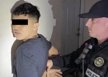 El agresor logró escapar después del primer disparo y, durante su huida, volvió a disparar contra los policías que lo perseguían.