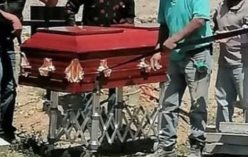 Cuando Don Francisco recibió el adelanto de su pensión, pidió a su vecina que lo guardara. Ella decidió usarlo para asegurarle un sepelio digno, ya que no tenía familia que lo acompañara.