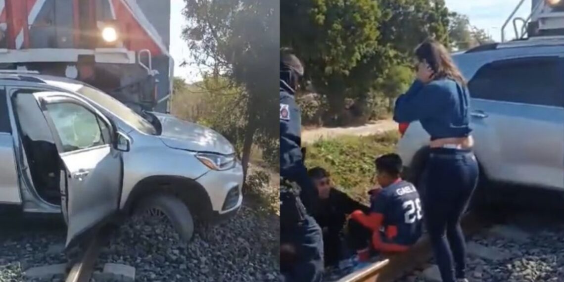 El tren arrastró varios metros la camioneta en la que viajaba la mujer con su hijo.