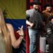 Fue en el festival "Bésame mucho" celebrado en Austin, Texas que tuvo lugar la primicia de la nueva canción titulada "Entre Paréntesis".