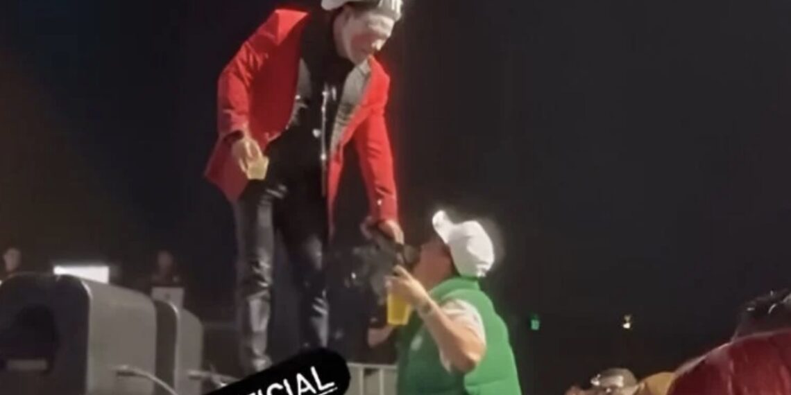 El cantante de Grupo Firme acaparó la atención del público por varios minutos, eclipsando al comediante, quien más tarde compartió un clip en sus redes sociales donde aparece con el artista
